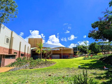 Honolulu - 11 Ağustos 2023: Oahu 'daki Diamond Head Theatre, canlı tiyatro ve eğitim programları üreten tarihi ve kültürel bir kurum. Tiyatro kıvrımlı metal çatılı ve duvarları olan büyük bir binadır.