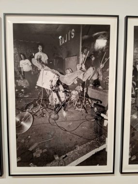 Seattle - 16 Mayıs 2019: Amerikalı grunge rock grubu Nirvana, Seattle Sanat Müzesi 'nde Raji' nin fotoğrafında canlı performans sergiliyor. Fotoğrafta solist ve gitarist Kurt Cobain, basçı Krist Novoseliç ve davulcu Dave Grohl sahne alıyor. Çekim.