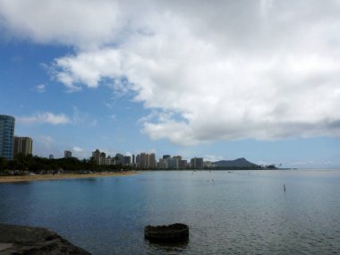 Honolulus ufuk çizgisinin göz kamaştırıcı manzarası ve Hawaii 'de popüler bir eğlence alanı olan Ala Moana Sahil Parkı' ndan simgesel Diamond Head krateri. Fotoğraf Kewalo Havzası yakınlarındaki kaya duvarından çekildi. Balıkçılık ve eğlence tekneleri için bir liman.. 