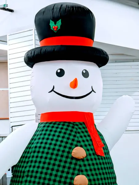 Honolulu December 2023 Feestelijke Opblaasbare Sneeuwpop Decoratie Met Een Zwarte Stockfoto