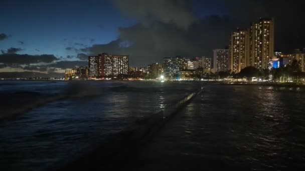 Waikiki Waves Avslappende Beroligende Nattutsikt – stockvideo