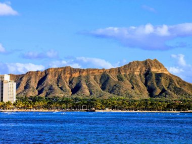 Ön planda el değmemiş Waikiki Sahili ile simgesel Diamond Head 'in nefes kesici manzarası doğal güzellik ve boş zamanların mükemmel bir karışımını sergiliyor..