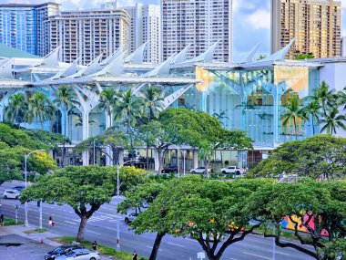Honolulu - 30 Mart 2023: Yukarıdan çekilen Honolulu Kongre Merkezi, Hawaii 'nin tropikal bölgelerinde kendine özgü dalga benzeri çatı ve modern tasarımını sergiliyor..