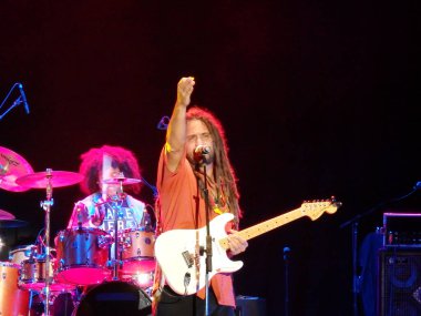 Waikiki - 10 Eylül 2016: 2016 Yeşil Oda Festivali sırasında Büyük Dağ 'ın ikonik Waikiki Shell' de canlı performans sergilediği enerji ve tutkuyu yakalayın. Bu görüntü canlı atmosferi kapsıyor, bandı kendi elementlerinde gösteriyor, yüzeye çıkarıyor.