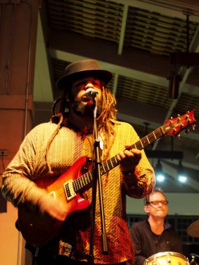 Honolulu - 29 Ocak 2016: Keith Batlin, Rehberlik Grubu 'nun solisti ve gitaristi, Mai Tai Bar' da sahne aldı. Kalıplı sesi, kırmızı elektro gitarının ritmik tıngırtısıyla harmanlanarak samimi mekanda yankılanır. Th