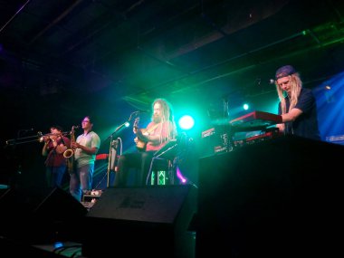 Honolulu - 8 Haziran 2016: Bando Mike Love Hawaii Brians 'taki Crossroads' da kapalı mekanda şarkı söylüyor ve Jams çalıyor.