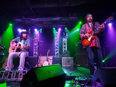 Honolulu - 2 Mayıs 2017: Müzisyenler Tavana ve Tommy Osuna Hawaii Brian 'daki Crossroads' da gitar çalıp şarkı söylüyorlar..