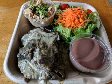 Hawaii Lau Lau tabağı Taze / Day Old Poi ile servis edilir kasede, salata, karton bir kutuda tofu dürtüsü.