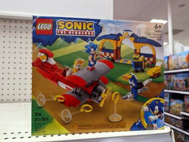 Honolulu - 12 Ağustos 2023: LEGO Sonic the Hedgehog Tails Atölyesi ve Tornado Plane (76991) oyuncak setinin heyecan verici bir görüntüsü. İkonik Yeşil Tepe Bölgesi canlandı, 9 Sonik ve arkadaş karakteriyle.