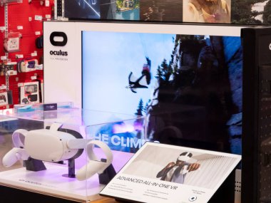 Honolulu - 21 Mart 2022: Oculus Quest 2, bir hedef mağazasında belirgin bir şekilde sergilenen kablosuz bir VR kulaklık. Sek tasarım ve ileri teknoloji arayışı 2, müşterileri sanal dünyayı keşfetmeye davet ediyor.