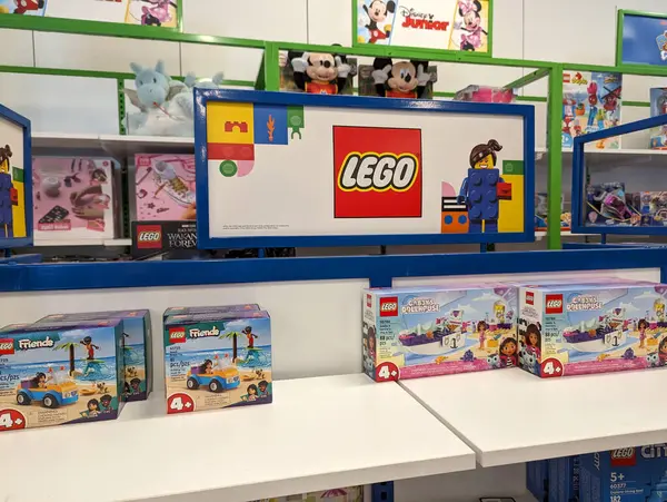 Honolulu - 11 Ağustos 2023: Macys 'te bulunan bir Toys R US içinde canlı ve renkli bir LEGO seti, popüler LEGO Friends serisi ve Gabby' s Dollhouse 'u sergiliyor. Göz alıcı grafiklerle süslenmiş düzenli raflar..