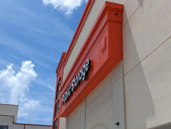 stock image Honolulu - March 20, 2023: A vibrant image capturing the exterior of a Public Storage building in Oahu, Hawaii. The bright red and white facade stands out against a backdrop of a clear blue sky with fluffy clouds. 