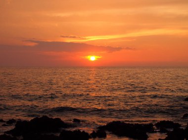 günbatımı okyanus lav kayaları holoholokai Beach kohala Coast üzerinde büyük ön planda olan hawaii Adası.