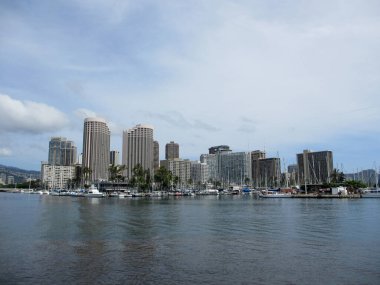 Waikiki - 21 Mart 2013: Honolulu 'nun sakin Ala Wai Boat limanına yanaşmış mavi gökyüzü üzerindeki manzarası.