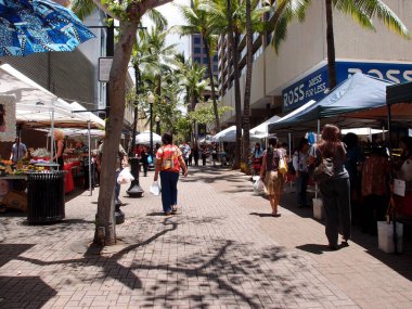 Honolulu - 26 Nisan 2013: Gökyüzünün altındaki Fort Street Mall Açık Pazarı 'nda gezinen yayalar.