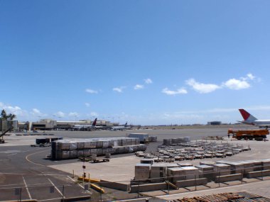 Honolulu, Hawaii - 6 Mart 2010: Uçakları, kargo konteynırları ve açık gökyüzü olan HNL Havaalanı.
