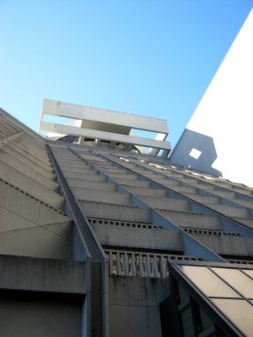 San Francisco - 11 Eylül 2011: Hyatt Regency San Francisco yüksek binasının modern mimarisini gösteren alçak açılı bir çekim.