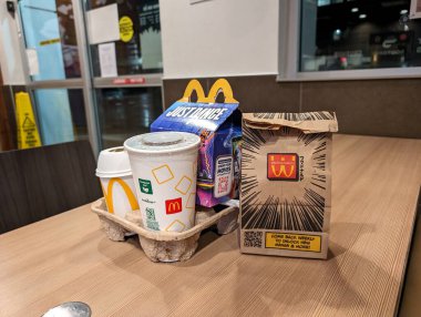 Honolulu - 15 Nisan 2024: McDonalds 'tan Fast Food Menü Sadece Dans Etme, Kızartma ve Restoran Masasında İçkiler.