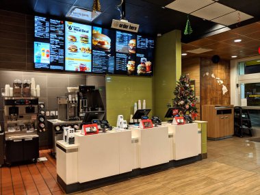 Honolulu - 12 Aralık 2018: Akşamları dijital menüleri olan bir McDonalds fast food zincirinde boş sayaç.