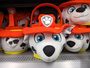 Honolulu, Hawaii - 16 Nisan 2023: Lüks Pati Devriyesi Marshall Dalmaçyalı yavru köpek sepetleri kırmızı itfaiyeci şapkaları giyerek Walmart 'ta satılığa çıktı.