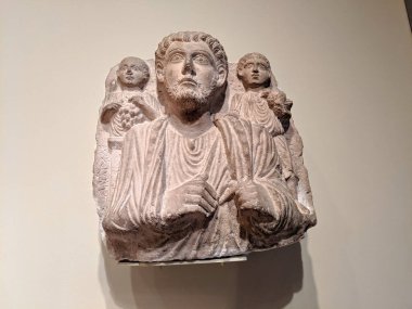 Seattle - 16 Mayıs 2019: Suriye, Roma 'dan gelen bir adam ve iki çocuğun portresi ile birlikte Seattle Sanat Müzesi' ndeki bir galeride sergilenen bir Roma mezar taşı tasviri.