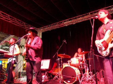 Honolulu - 8 Nisan 2017: Rehberlik Grubu, Ala Moana Alışveriş Merkezi 'ndeki Mai Tai Bar' da şarkı söylüyor ve reçel çalıyor.