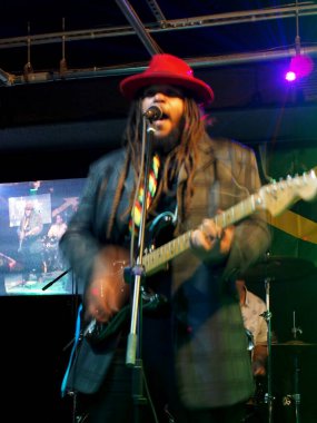 Honolulu, Hawaii - 16 Nisan 2016: Kılavuz grup Keith Batlin BODA Cafe 'de sahneye çıktı.