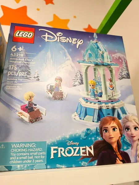 Honolulu - 30 Eylül 2023: Bu oyun setinde Anna ve Elsa 'nın oynadığı Lego Disney Donmuş Kalesi sergileniyor. 6 yaş ve üstü çocuklar için tasarlanmış ve inşa ve oyun için 175 parça içeriyor.