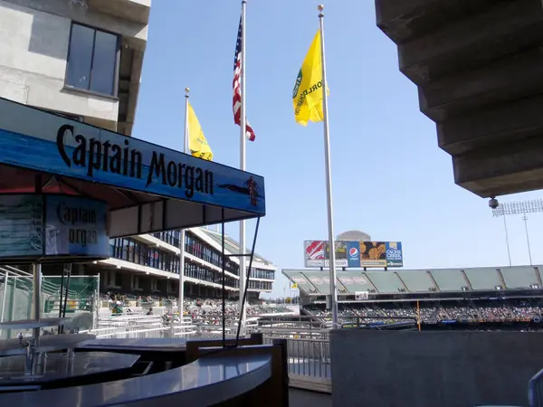 Oakland - 26 Nisan 2009: Beyzbol maçı sırasında tribünlerde seyircilerin olduğu bir stadyumun içindeki Kaptan Morgan kulübünün manzarası.