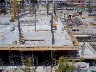 San Francisco - 10 Mayıs 2008: Geniş bir inşaat sahası Caltrain 'li işçiler ve makinelerle dolu ve uzaktaki büyük siluet çizgisi.