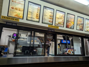 Honolulu - 23 Ocak 2023 'te Taco Bell fast food reyonunda menüler ve siparişlerle meşguldü..