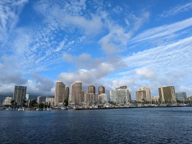 Waikiki - 7 Mayıs 2022: Şehir binaları dramatik bir gökyüzünün altında rıhtım hattı. 