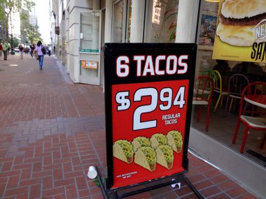San Francisco - 10 Mayıs 2011 Bir fast-food restoranında taco anlaşmasını destekleyen bir tabela.