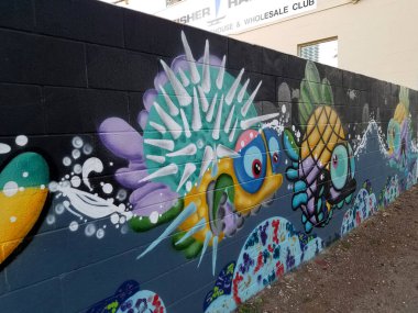 Honolulu - 3 Mayıs 2017: Vibrant Caddesi duvar resmi Garydrawfish 'in bir şehir duvarında okyanus bitkileriyle süslenmiş balıklar gösteriyor.