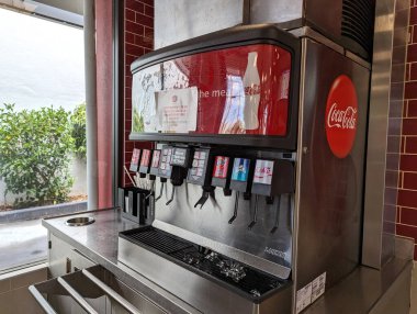 Honolulu - 25 Haziran 2023: Havai 'de bir fast food restoranında bulunan kola ve Sprite de dahil olmak üzere birçok içecek seçeneği olan paslanmaz çelik bir soda çeşmesi..