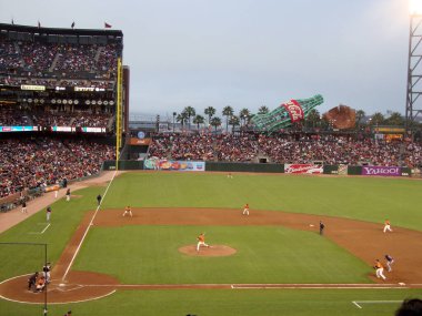San Francisco - 25 Haziran 2010: Giants atıcıları AT & T Parkduring beyzbol maçında Red Sox vurucusuna top attı.