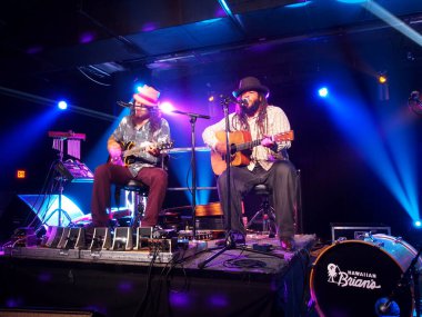 Honolulu - 22 Haziran 2016: Tavana ve Keith Batlin oyun gitar ve Honolulu, Hawaii Hawaii Brian'ın Kavşağı'nda sahnede şarkı.