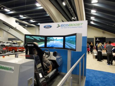 San Francisco - 20 Kasım 2010: Katılımcılar Ford EcoBoost sürüş simülatörünü keşfediyor, çevre dostu sürüş çözümleri ve yenilikleri geliştirme amaçlı son teknoloji ile uğraşıyorlar.