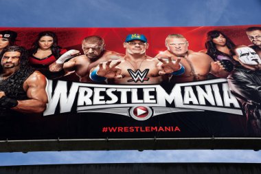 San Jose - Mart 28: John Cena, Triple H, Brock Lesner, Undertaker, Rusev, Daniel Bryan, Roman Reigns, Daniel Bryan, Bella kız ve Alicia Fox gibi Wwe Güreşçiler featuring Mcenery Kongre Merkezi binasının tarafında Wrestlemania 31 poster işareti 