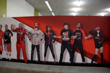 San Jose - 28 Mart - Bir konferans merkezinde Seth Rollins, Usos, Miz, Paige, Ryback gibi çeşitli güreşçilerin birlikte poz verdiği canlı bir duvar gösterisi, WWE Fan Axxess 'te katılımcıların ilgisini çekti.. 