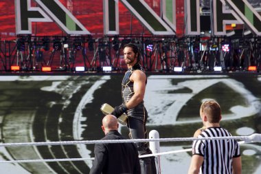 Santa Clara, Kaliforniya - 29 Mart 2015: WWE Güreşçisi Seth Rollins, WrestleMania 31 'deki WrestleMania Stadyumu' nda oynanan maçtan önce Bankanın Evrak Çantası 'nda para tutuyor.
