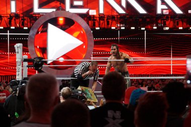 Santa Clara, Kaliforniya - 29 Mart 2015: Seth Rollins, WrestleMania 31 'deki ana etkinlik sırasında banka kontratındaki parasını nakde çevirdi.