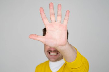 Olgun, beyaz bir adam ciddi, sert, hoşnutsuz ve kızgın görünüyor.