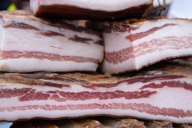 Tuzlu, yüksek yağlı et parçaları. Salo mu pastırma mı? Lezzetli et.