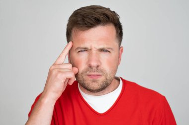 Senin için yeni fikirler üretiyorum. Düşünceli genç adam hileli bir plan yapıyor.