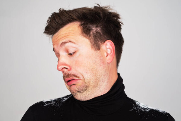 Мужская косметика и уход за волосами. Беспокойный парень, смотрящий на свою мовину плеча прочь перхоть