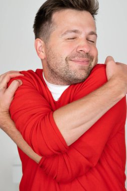 Her şeyden bıktım. Sıkıcı adam. Sıkıcı, sıkıcı, sıkıcı bir konsept. Uykulu ve bitkin hisseden adam