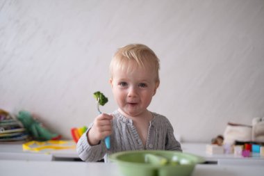 Kafkas küçük kız çatal kullanarak sebze salatası yiyor.. 
