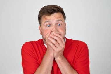 Hasta adam kusuyormuş. O bunu önlemeye çalışıyor. Bir eli stokta, diğer eli ağzında tutuyor..