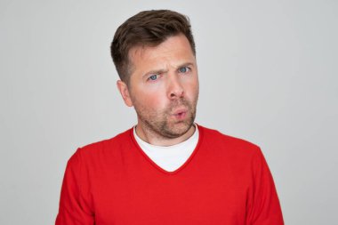 Şaşırmış genç adam inanılmaz bilgiler veriyor. Gözlerime inanamıyorum.